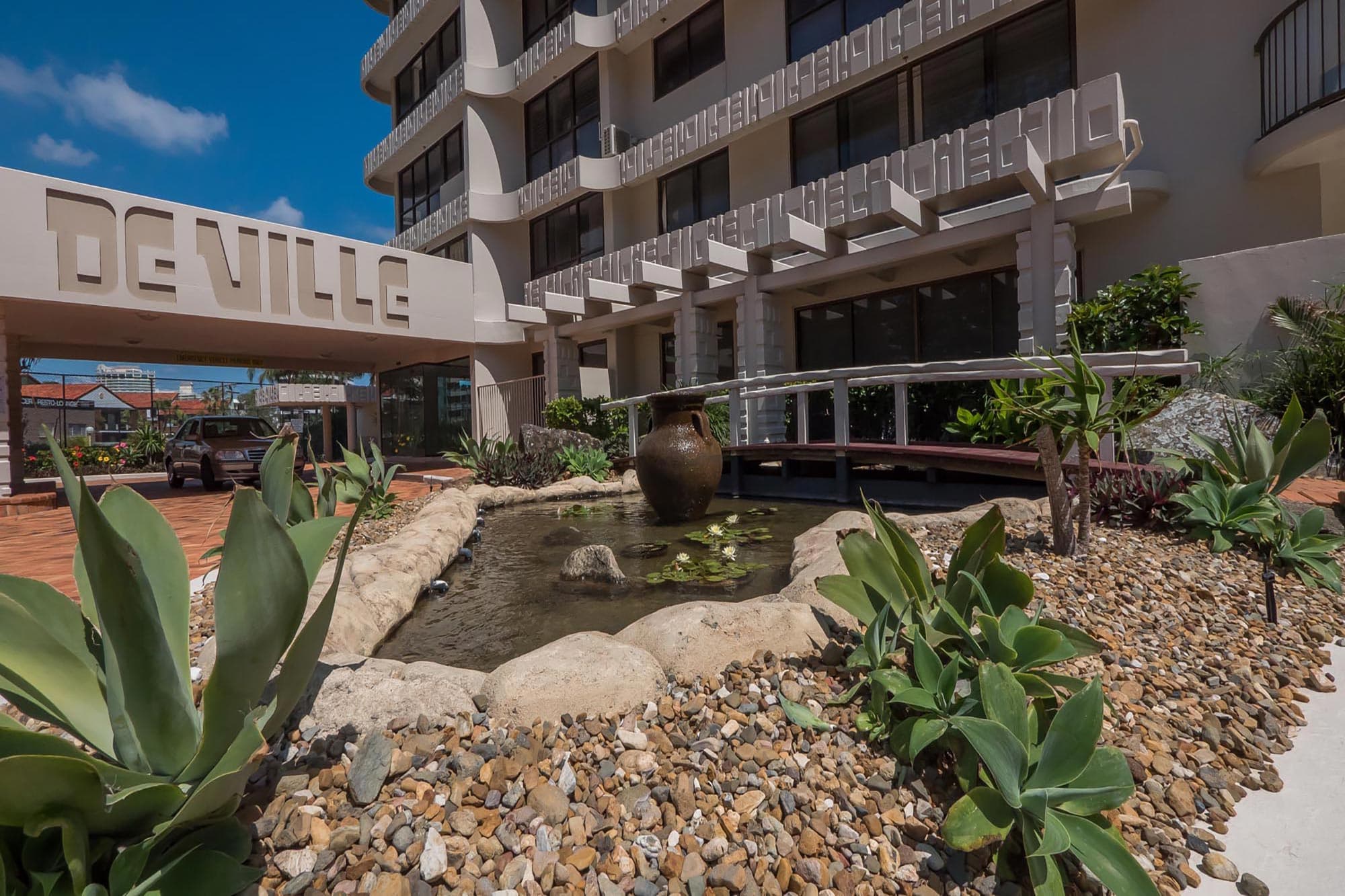 DeVille Apartments tower, Main Beach